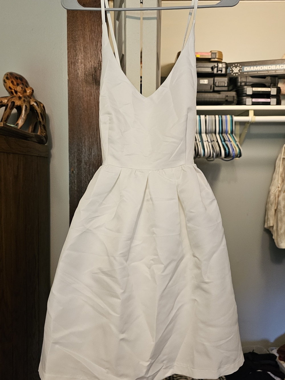L'ATISTE White V-Neck Spaghetti Strap Party Dress